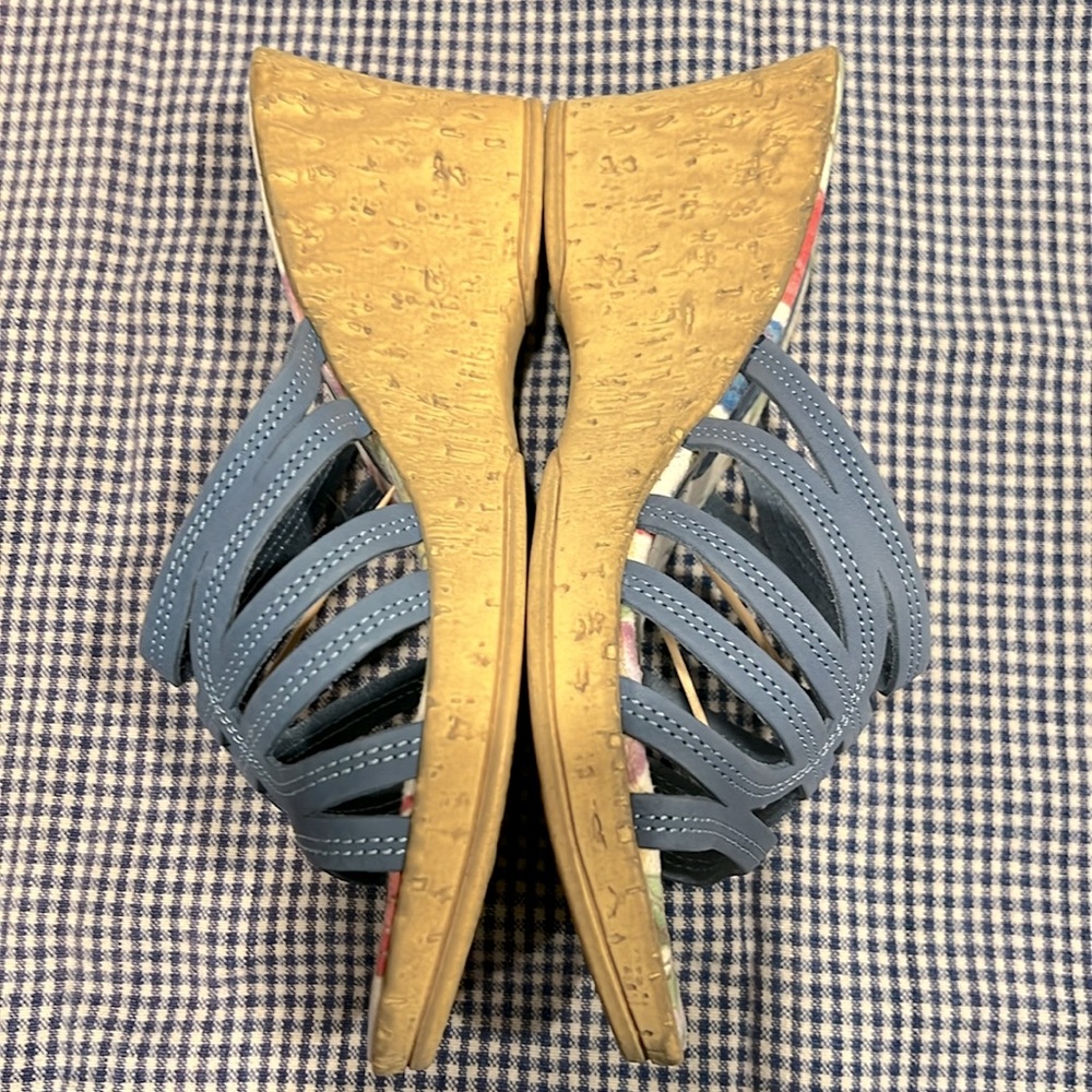Spring Step Sandals - Picture 4 of 9